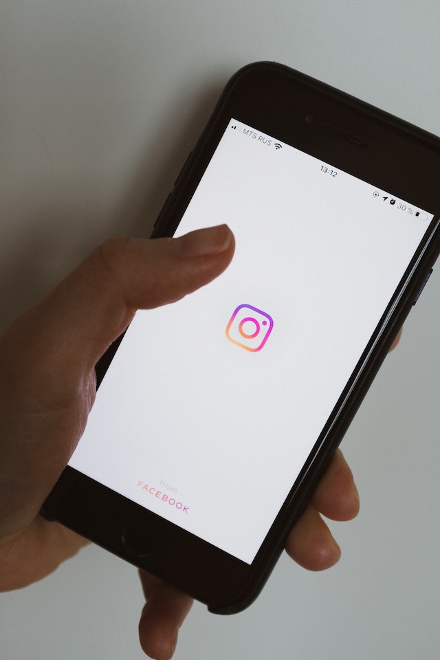 Smartphone mis en évidence pour montrer le logo de l'application Instagram .