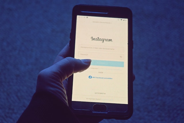 pexels-wolfs-rib-9900293 | Path Social Mulher a segurar o telefone para descobrir o que é uma pega de Instagram .