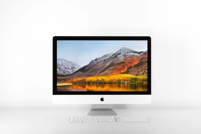 quaritschphotographybKOfm4KNt64unsplash | Path Social Computer screen displaying a high res landscape photo saved using an Instagram photo downloader