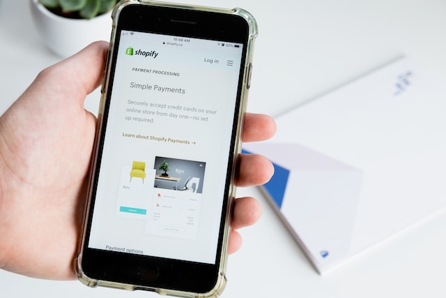 Telefoonweergave van Shopify-pagina als voorbeeld van een partnerplatform om zonder website te verkopen op Instagram . 