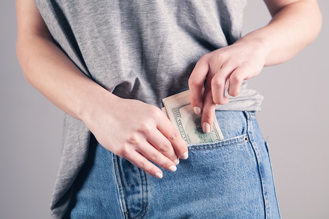 Una persona que pone dinero de su bolsillo en sus ingresos Instagram . 