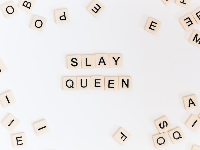 Buchstabenkacheln mit der Aufschrift "Slay queen", die in einer Bildunterschrift für einen Beitrag einer Haarmarke verwendet werden können.