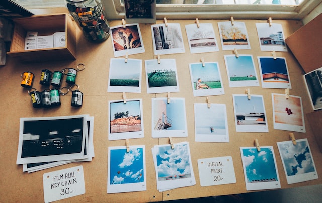 Rijen polaroidfoto's op een tafel.