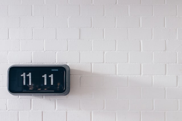 Digital clock indicating the right time to post content to get more Instagram likes