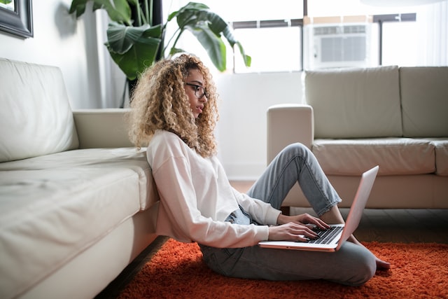 Frau benutzt einen Laptop zum Surfen Instagram.