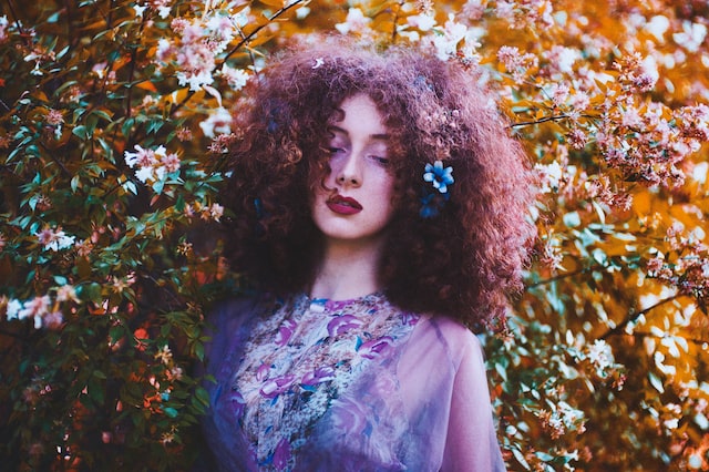 tiko-giorgadze-LlOVWBaHU5E-unsplash | Path Social 花の茂みの前にいる女性のプロフェッショナルで芸術的なショット。