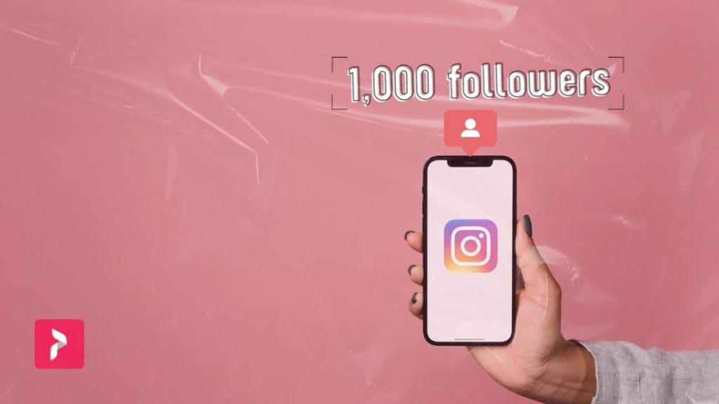Calea Grafică socială și filtru roșu suprapusă mână care ține în sus telefonul cu logo-ul Instagram sub textul 1.000 de urmăritori.
