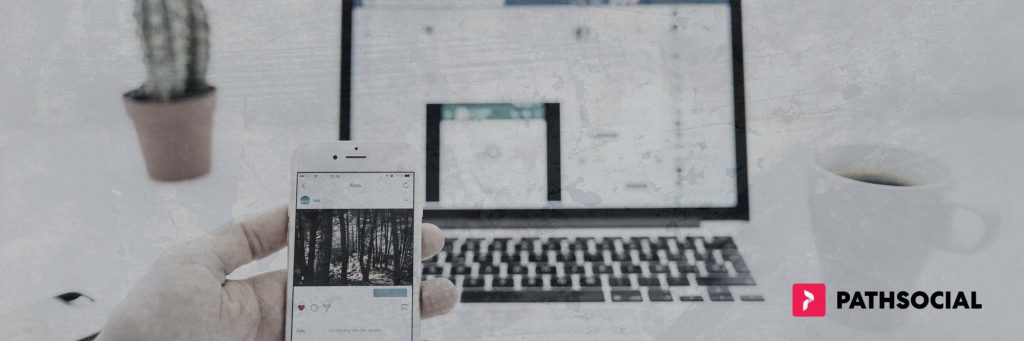 Path Social suprapunere grafică mână care ține un telefon care afișează Instagram. Laptop, cană și plantă în fundal. 
