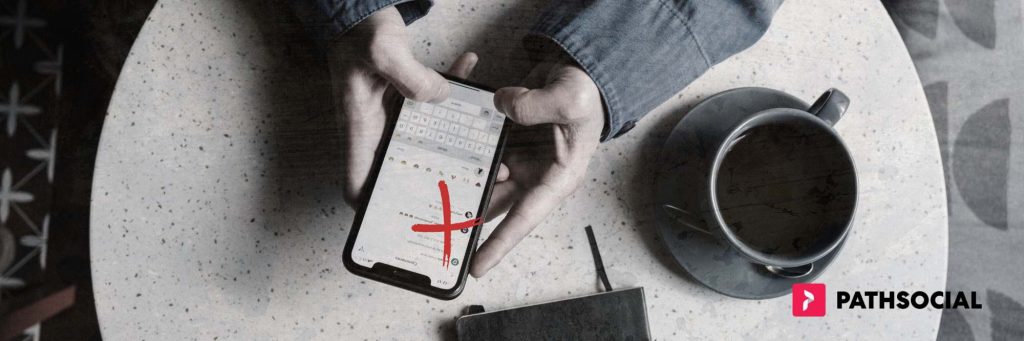 Path Social grafică suprapusă peste un prim-plan de mâini care se desfac pe Instagram la o masă cu o ceașcă de cafea.