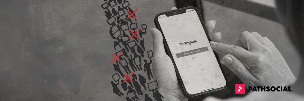 Path Social grafica e illustrazione di persone con cartelli in mano che si sovrappongono all'immagine della pagina di login di Instagram su un telefono cellulare.