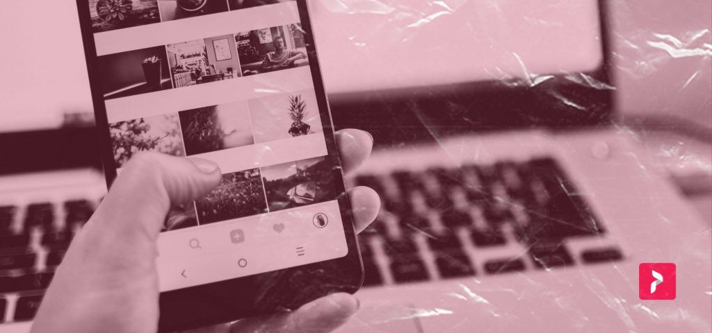 Path Social logo et filtre rouge superposés sur une main tenant un téléphone avec Instagram devant un ordinateur portable.