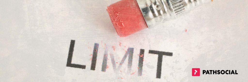 Calea de acces Grafică socială suprapusă peste un prim-plan al unei gume de creion roz care șterge cuvântul LIMIT.