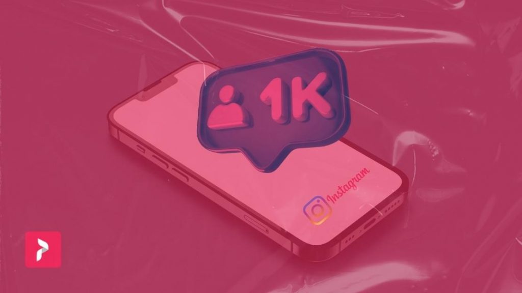 Camino logotipo social y filtro rojo superpuesto 1k Instagram seguidores gráfico sobre el teléfono con Instagram en la pantalla.