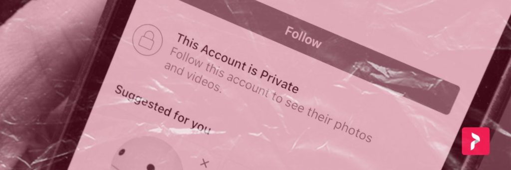 Path Social-logo en rood filter over close-up van het bekijken van een privé Instagram-account.