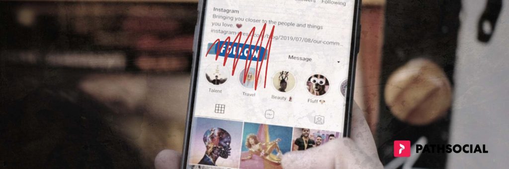 Instagram のフォロー解除方法を表示する画面と携帯電話を持つ手を重ねたPath Social のグラフィック。