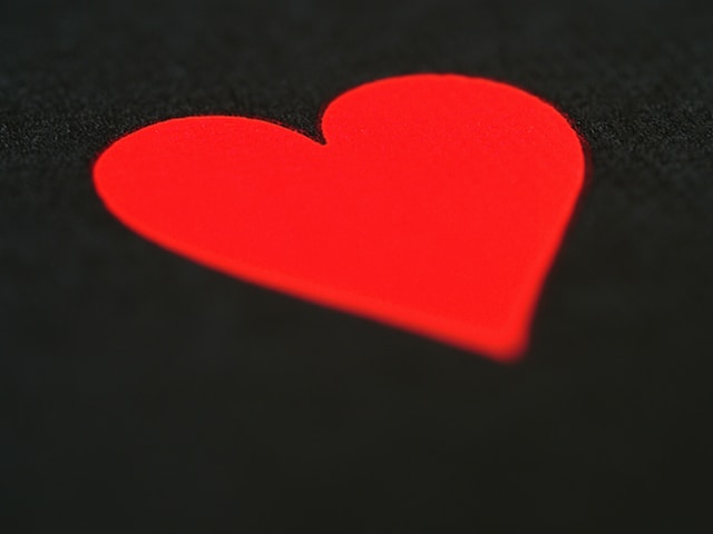 brettjordan5hfTvulUwTQunsplash | Path Social Red heart on a black background