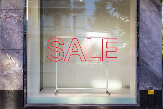  Panneau de vente sur la vitrine d'un magasin. 