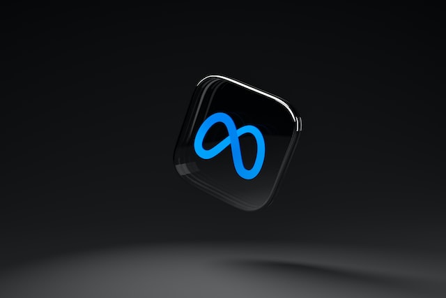 Le symbole de l'infini personnalisé de Meta Platforms est peint en bleu sur un disque carré noir.