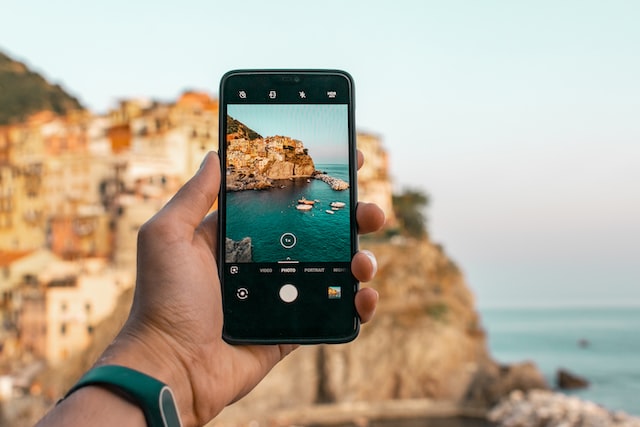 dominikdancsYumiD4DmYBAunsplash | Path Social A person taking a photo for an Instagram story.