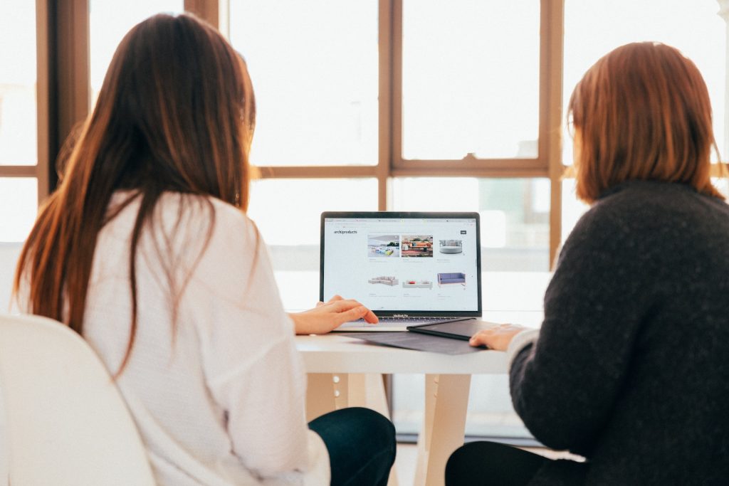  2 zakenvrouwen bespreken de kenmerken van hoe Instagram Organic Growth Services kan helpen om hun bedrijf te stimuleren.