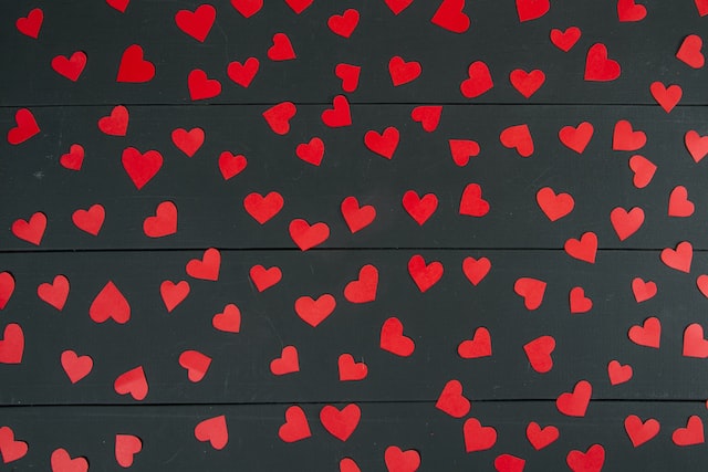 Recortes de corazones de papel rojo que representan likes en Instagram. 