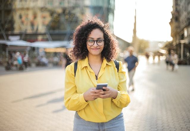 Instagram 、その用途を学ぶ女性。