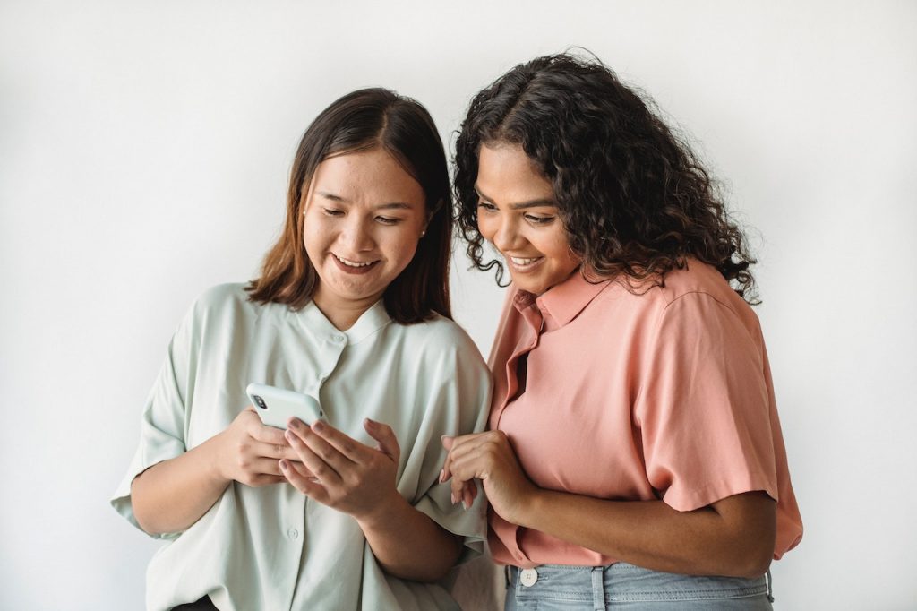 pexels-antonius-ferret-5253857-2 | Path Social Twee vrouwen kijken naar een mobiele telefoon.