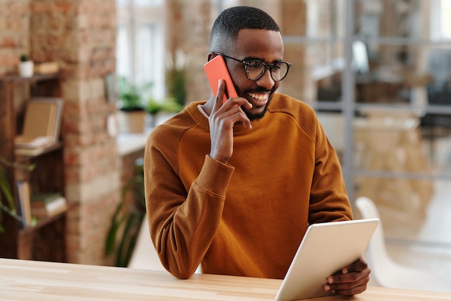 pexels-diva-plavalaguna-6149784 | Path Social 携帯電話で、オーガニックな成長のためのInstagram ハックについて話す男。