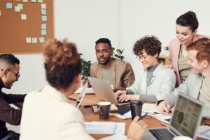 Un equipo de marketing realiza una consulta sobre redes sociales con un nuevo cliente.