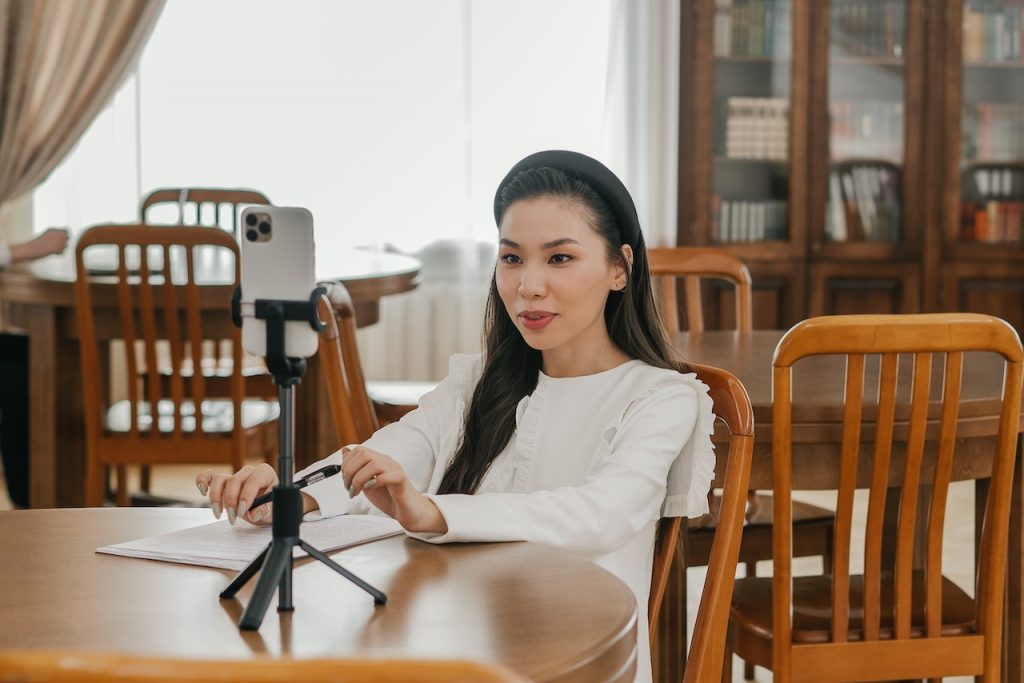 Een influencer die een Instagram volgers hack uitprobeert.