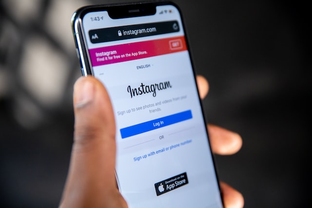 Un utilizator de iPhone care deschide Instagram pe un browser mobil