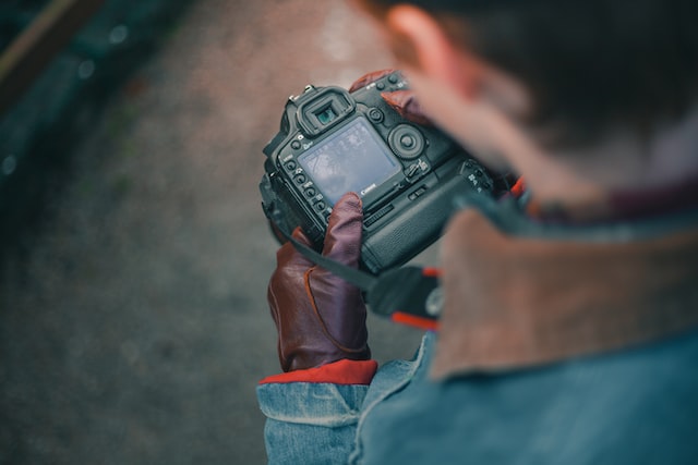 Un uomo con una fotocamera digitale