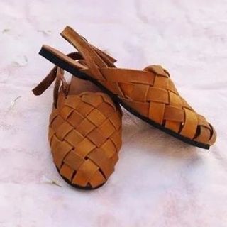 sepasang sandal coklat