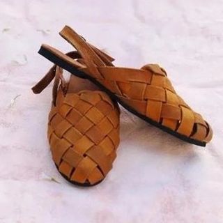 sepasang sandal cokelat