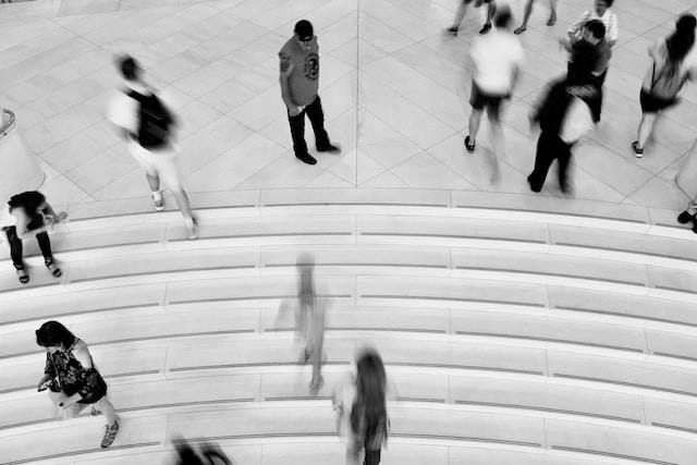 Persone che camminano su e giù per i gradini di cemento.