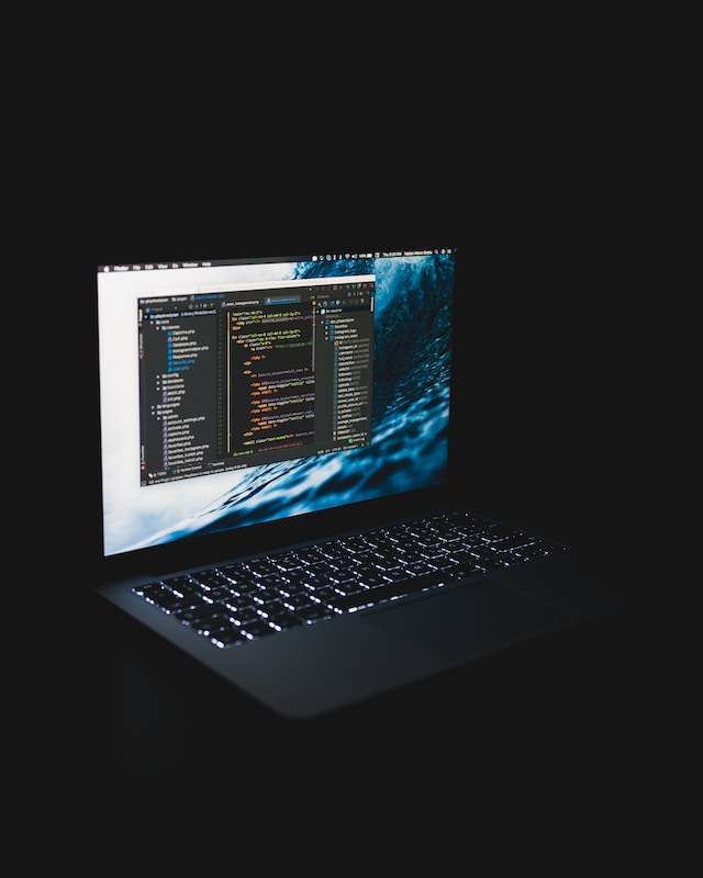 altumcode-U0tBTn8UR8I-unsplash | Path Social 해커가 사용한 코드를 보여주는 노트북 화면.
