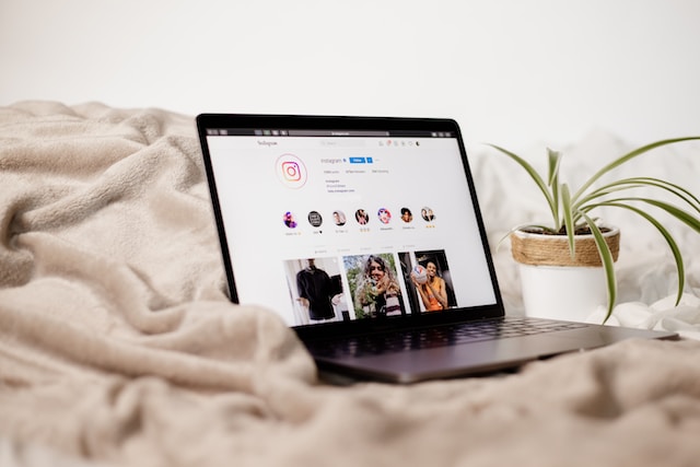 Laptop no cobertor com feed do Instagram sobre como obter mais curtidas.