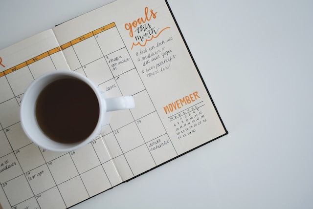 una tazza di caffè su un calendario