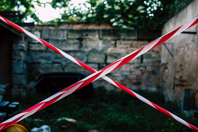 Rotes und weißes Klebeband, das einen Bereich absperrt, der die Einschränkung des Profils eines Nutzers auf Instagram darstellt.