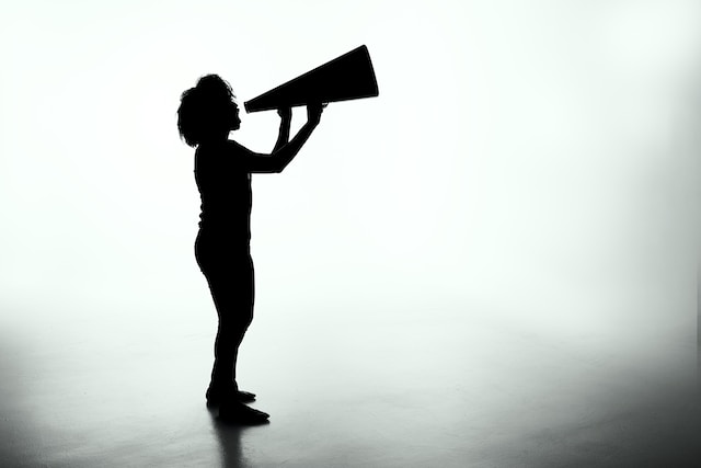 Femme criant dans un mégaphone.