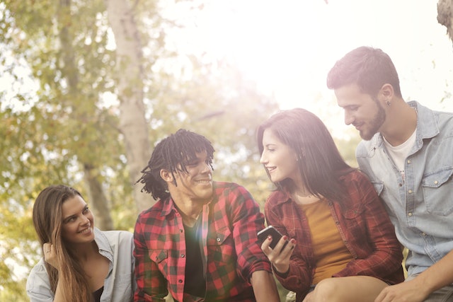 Amigos mirando la cuenta Instagram con más seguidores.