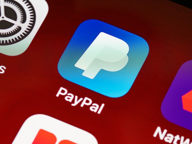 Aplicația PayPal pe ecranul de pornire al unui telefon mobil.