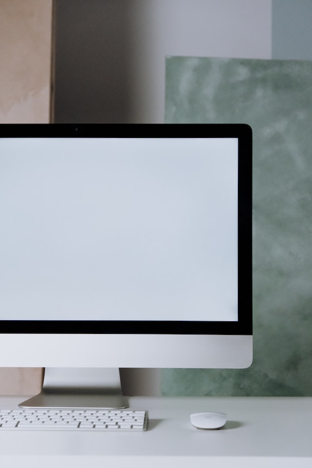 Picture of a silver iMac and a white Apple mouse