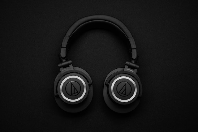 pexels-garrett-morrow-1649771 | Path Social Auriculares grandes sobre fondo negro.