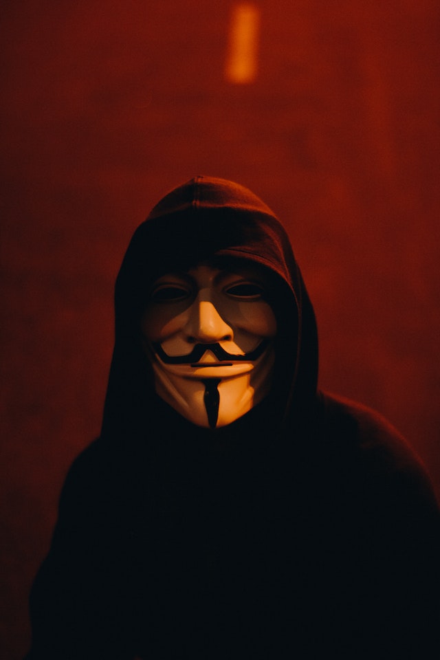 pexels-jakson-martins-2230895 | Path Social Personagem anónima com um fundo vermelho.