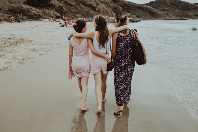 Trois femmes marchant sur la plage.