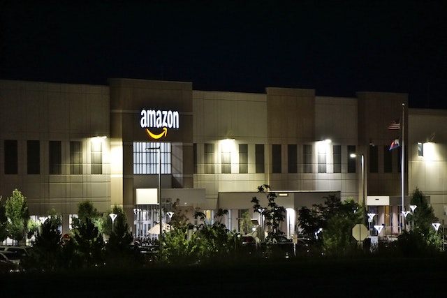 Edificio amazzonico in cemento con le parole illuminate.