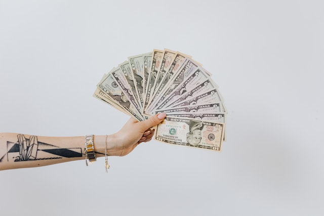 pexels-karolina-grabowska-4968663 | Path Social Una persona che regala banconote da un dollaro.