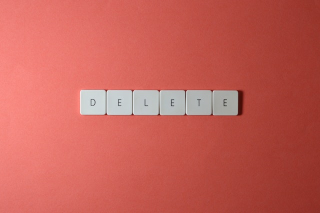 小寫字母磁貼中的 DELETE 中的單詞。