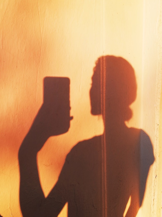 pexels-nerosable-7594466 | Path Social o umbră a unei persoane care își face un selfie
